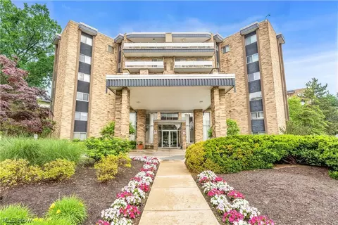 2112 Acacia Park Dr #324, Lyndhurst, OH 44124