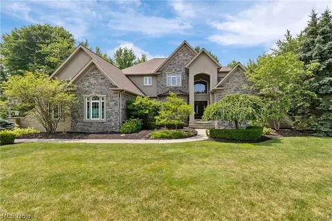 38275 Flanders Dr, Solon, OH 44139