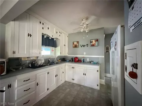 135 Hamilton St, Elyria, OH 44035 photo 4