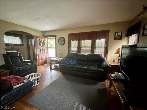 135 Hamilton St, Elyria, OH 44035 photo 2