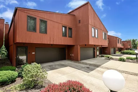 32765 Brookstone Ln #10, North Ridgeville, OH 44039
