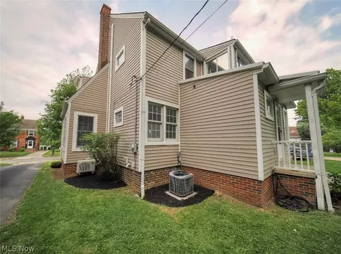 245 E 211th St, Euclid, OH 44123 photo 3