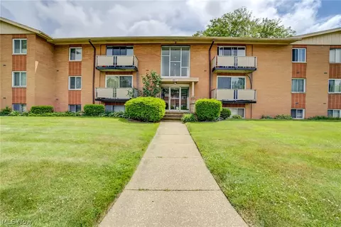 22011 River Oaks Dr #A4, Rocky River, OH 44116