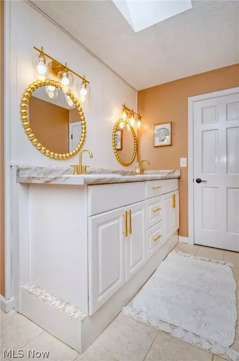 Bath - 225 Colonial Dr, Canfield, OH 44406 photo 2 of 5