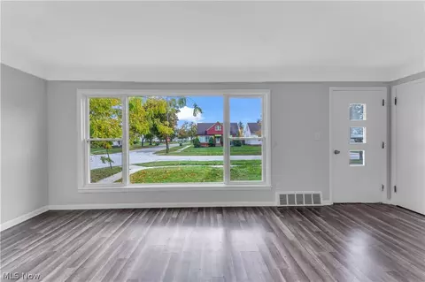 Living - 21 Jackson Blvd, Bedford, OH 44146 photo 2 of 4