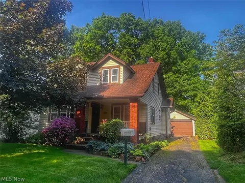 1944 11th St, Cuyahoga Falls, OH 44221