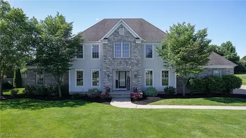 110 Yorkshire Dr, Aurora, OH 44202