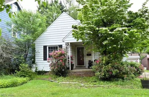 424 Parkside Dr, Bay Village, OH 44140