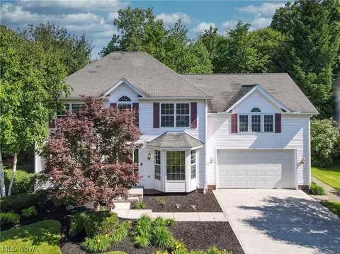 1055 Longwood Dr, Macedonia, OH 44056