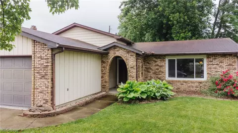 1715 N Nantucket Dr, Lorain, OH 44053 photo 2