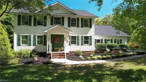 5466 Oak Hill Dr NW, Champion, OH 44481