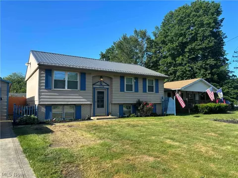 1326 E 27th St, Ashtabula, OH 44004 photo 2