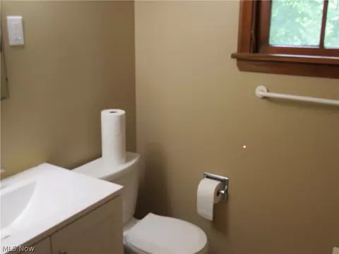 Bath - 626 Talltrees Dr, Ashtabula, OH 44004 photo 2 of 5