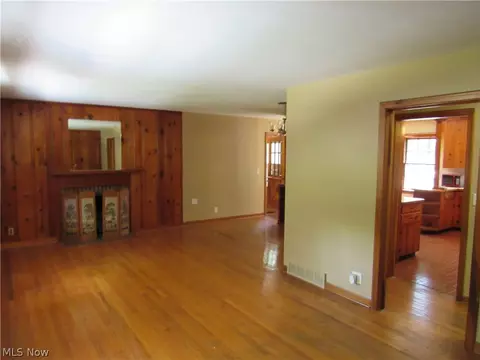 Living - 626 Talltrees Dr, Ashtabula, OH 44004 photo 3 of 6
