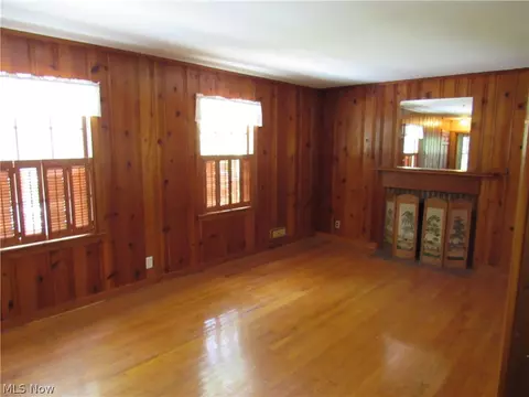 Living - 626 Talltrees Dr, Ashtabula, OH 44004 photo 2 of 6