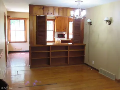 Living - 626 Talltrees Dr, Ashtabula, OH 44004 photo 4 of 6