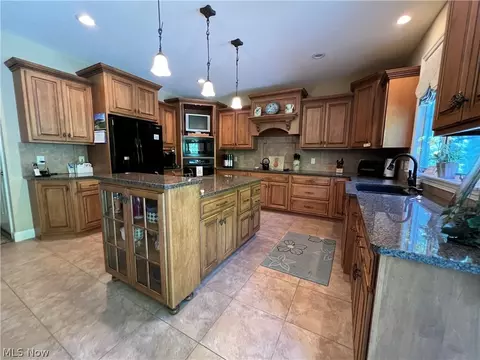 Kitchen - 654 Saddlebrook Dr, Boardman, OH 44512 photo 3 of 3