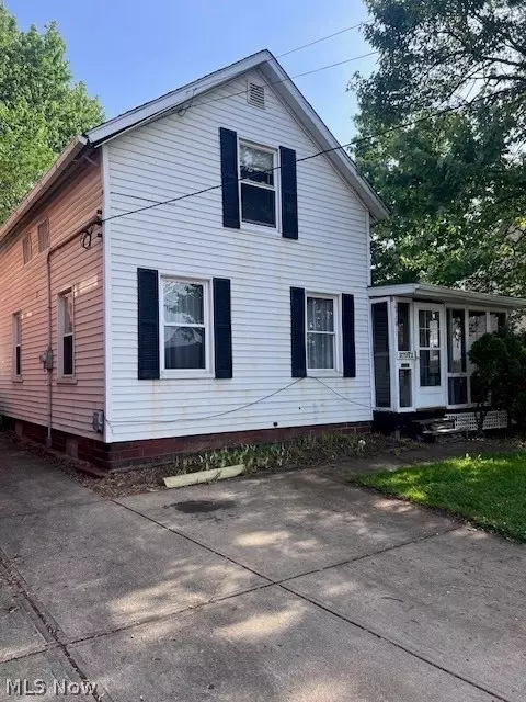 37912 Vine St, Willoughby, OH 44094