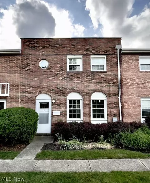 24466 Clareshire Dr #10G, North Olmsted, OH 44070