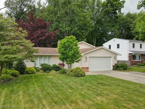4548 Azalea Ln, North Olmsted, OH 44070