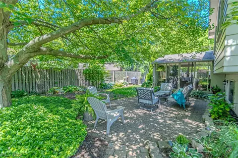 128 Huntington Cir, Elyria, OH 44035 photo 4