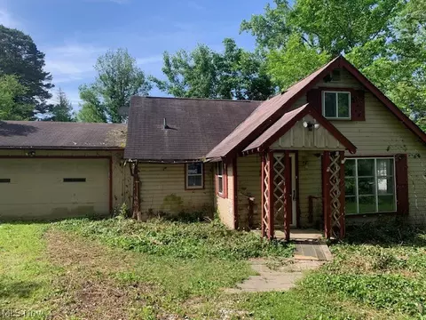 9811 Cleveland Dr, Chagrin Falls, OH 44023