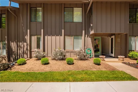 7465 Millrace Ln #103, Sagamore Hills, OH 44067