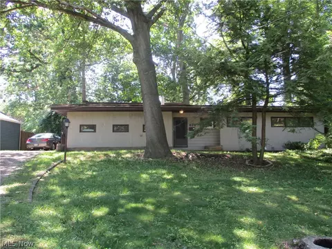 820 Gaylord Grove Rd, Cuyahoga Falls, OH 44221