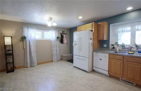 30615 Willowick Dr, Willowick, OH 44095 photo 22