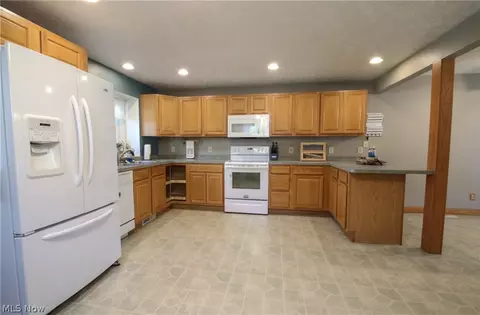 30615 Willowick Dr, Willowick, OH 44095 photo 17