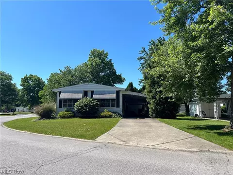 3 Trolleyview Ln, Olmsted Twp, OH 44138
