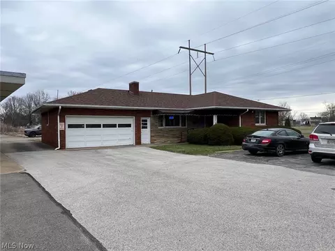 2256 Parkman Rd NW, Warren, OH 44485