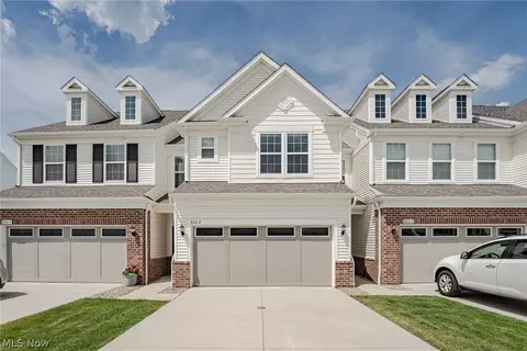 860 Dipper Ln #2, Aurora, OH 44202