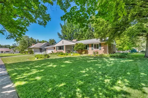 381 Hamilton Cir, Elyria, OH 44035 photo 3