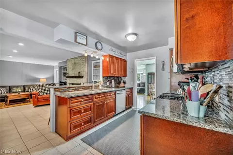 381 Hamilton Cir, Elyria, OH 44035 photo 17