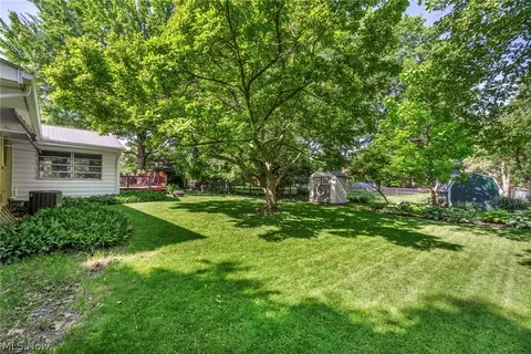 381 Hamilton Cir, Elyria, OH 44035 photo 5