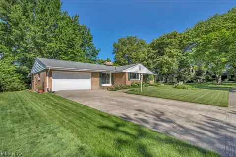 381 Hamilton Cir, Elyria, OH 44035 photo 2