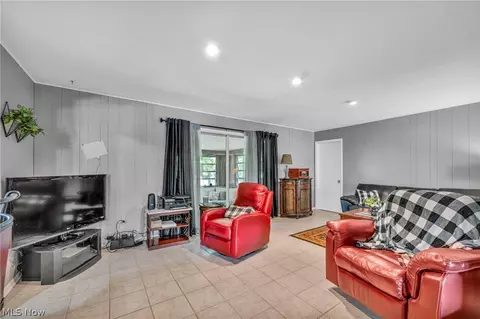 381 Hamilton Cir, Elyria, OH 44035 photo 8
