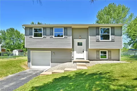 7951 Raglan Dr NE, Howland, OH 44484