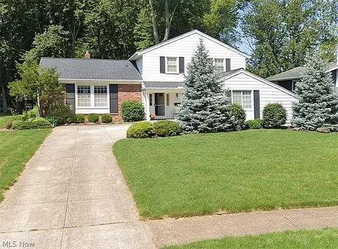 6424 Brighton Dr, North Olmsted, OH 44070