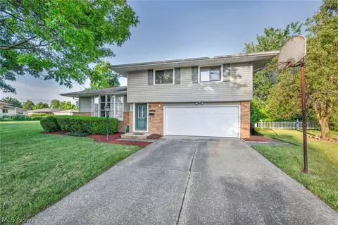 21841 Marian Cir, Fairview Park, OH 44126