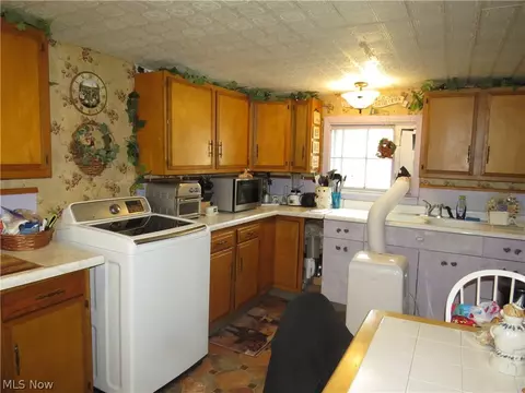 Kitchen - 1024 Windermere Dr, Willoughby, OH 44094 photo 2 of 3
