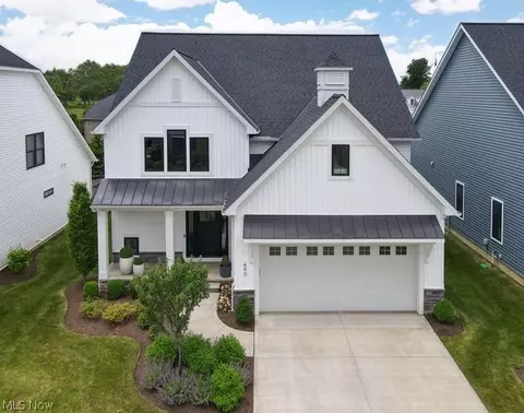 490 Eagle Point Dr, Lyndhurst, OH 44124