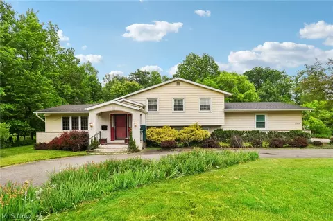 3819 Maplecrest Rd, Woodmere, OH 44122