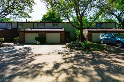 915 Saint Ambrose Dr, Akron, OH 44307