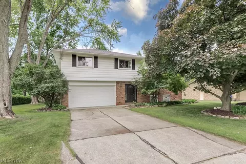 2622 Alan Dr, Willoughby Hills, OH 44092