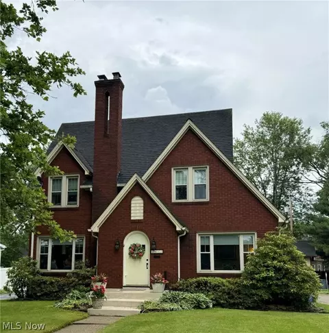 2852 Crescent Dr NE, Warren, OH 44483