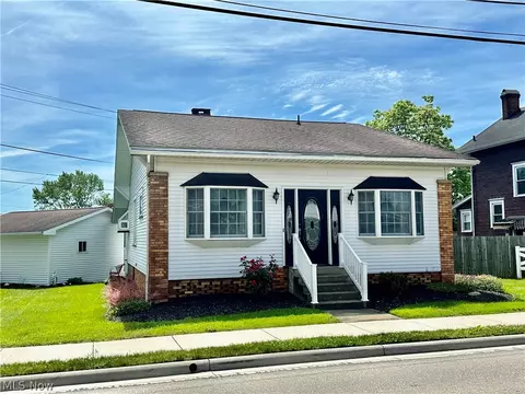 807 Eastport Ave, Uhrichsville, OH 44683