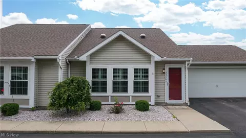 3396 Eagles Loft #D, Cortland, OH 44410