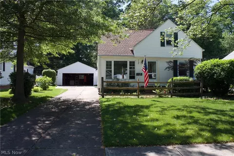 5198 Karen Isle Dr, Willoughby, OH 44094